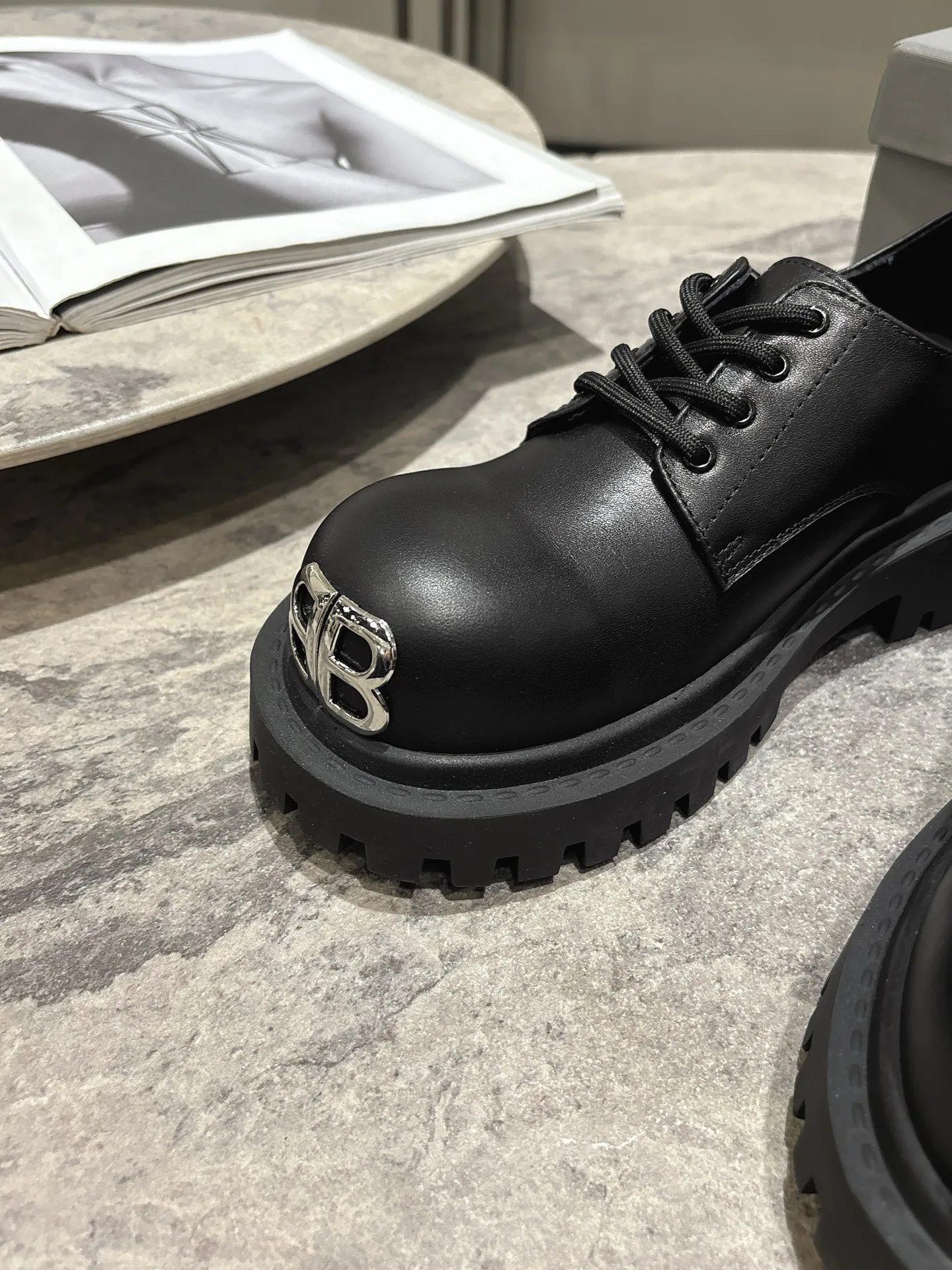 👟👟Ex-factory price 660👟👟 BALENCIAGA Balenciaga's new Stomper Derby big-toe derby shoes. This pair of shoes is simply a dark horse in this year's fashion circle. The exaggerated big-toe design makes people fall in love at first sight! 💖 When I first saw it, I was attracted by the big B logo. It’s so recognizable! Wear it, whether paired with skinny jeans or wide-leg pants, you can easily style it and look extremely fashionable! The double B decorative buckle is hand-inlaid with pure copper hardware. ▪Fabric: original full-grain cowhide. ▪Inner feet: water-dyed cowhide. ▪Sole: original rubber outsole.